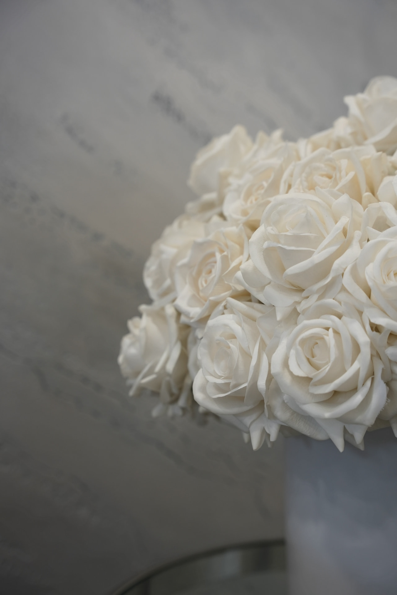 White roses in the Beautiqué clinic treatment room